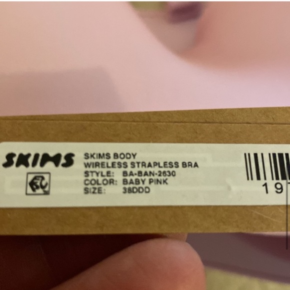 Skims Strapless Bra - Picture 5 of 9